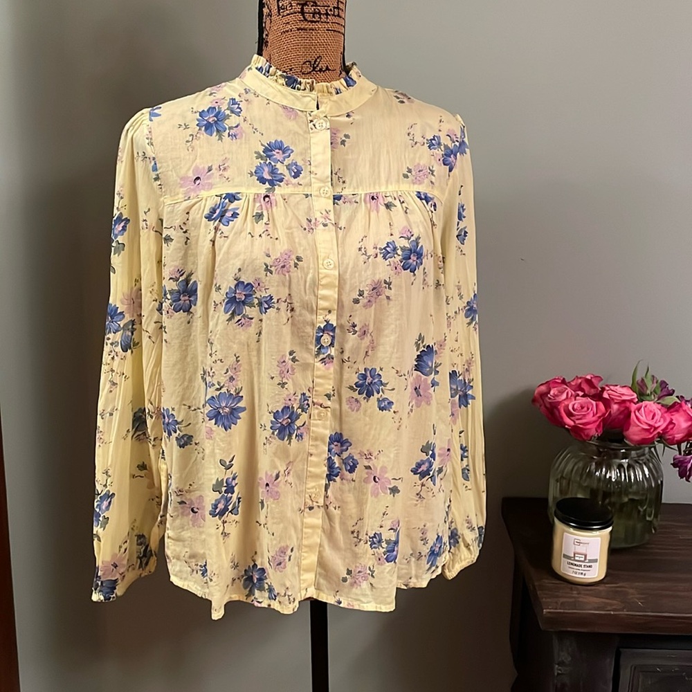 Charlie Paige floral blouse size S/P.